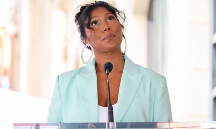 La veuve de Chadwick Boseman, Simone Ledward-Boseman, fait preuve de courage lors d&rsquo;un événement émouvant en l&rsquo;honneur de l&rsquo;acteur