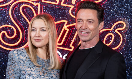 Kate Hudson révèle comment elle s&rsquo;est connectée et est devenue « vulnérable » avec Hugh Jackman —- regardez