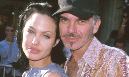 Billy Bob Thornton remet les pendules à l&rsquo;heure en portant une fiole du sang d&rsquo;Angelina Jolie, 22 ans après son divorce