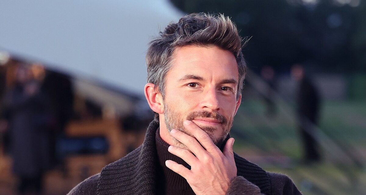 Jonathan Bailey est presque méconnaissable sur les photos des années avant d&rsquo;être nommé l&rsquo;homme le plus sexy du monde