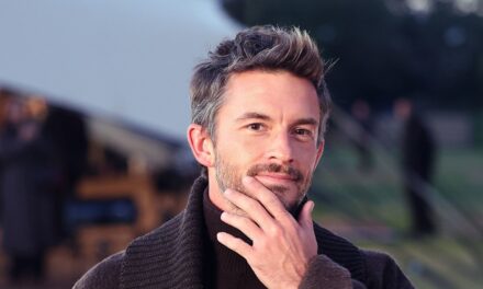 Jonathan Bailey est presque méconnaissable sur les photos des années avant d&rsquo;être nommé l&rsquo;homme le plus sexy du monde