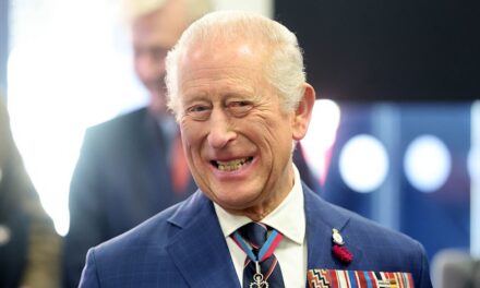 Le roi Charles décore les couloirs d&rsquo;une maison privée – voir le relooking « magique »