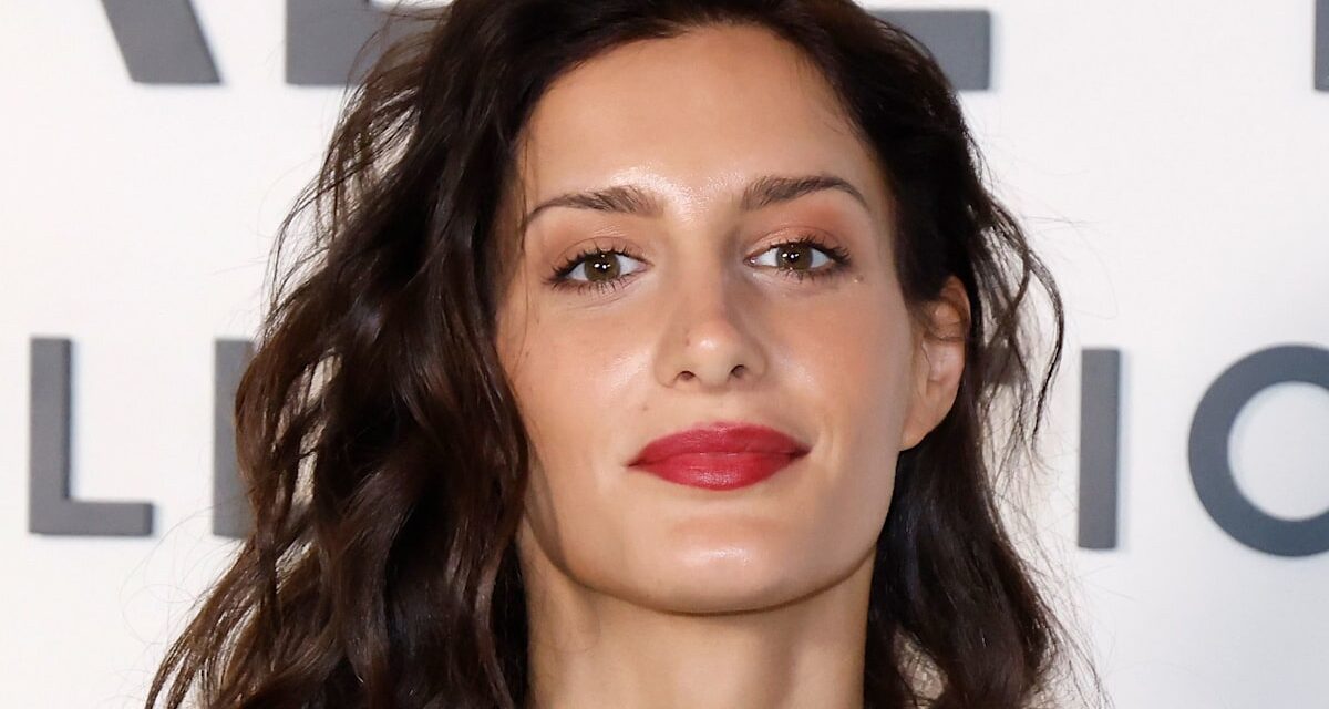 La robe nue et le combo coupe lutin d&rsquo;Audrey McGraw dégagent l&rsquo;ambiance d&rsquo;Audrey Hepburn des temps modernes