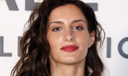 La robe nue et le combo coupe lutin d&rsquo;Audrey McGraw dégagent l&rsquo;ambiance d&rsquo;Audrey Hepburn des temps modernes