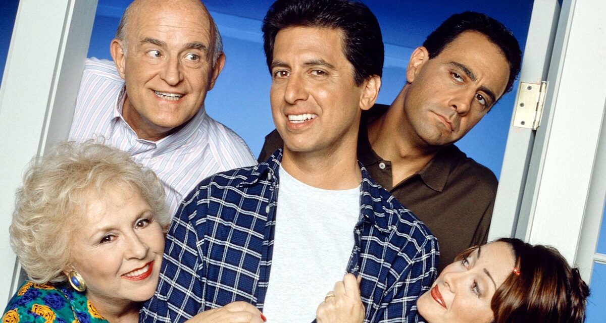 Découvrez le casting de Tout le monde aime Raymond d&rsquo;hier et d&rsquo;aujourd&rsquo;hui