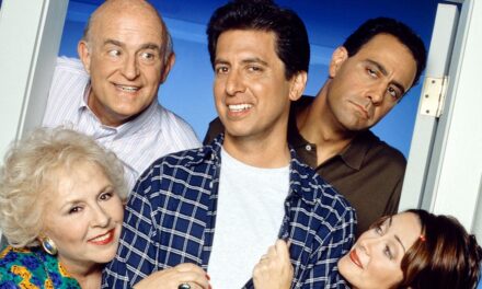 Découvrez le casting de Tout le monde aime Raymond d&rsquo;hier et d&rsquo;aujourd&rsquo;hui