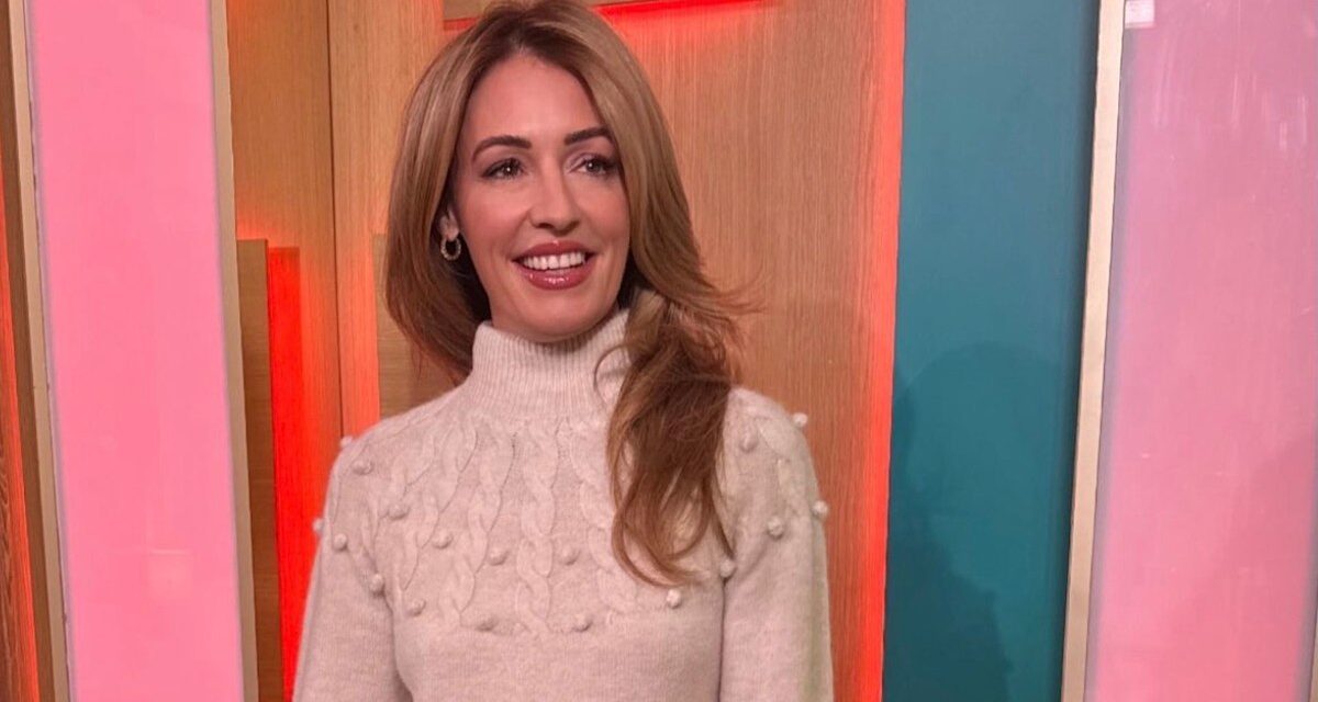Cat Deeley portait la robe tricotée de ses rêves avec les bottes hauteur genou les plus parfaites