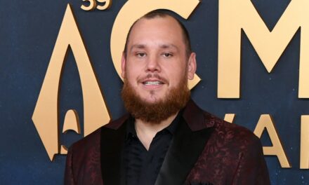 Luke Combs présente la transformation de la perte de poids aux CMA Awards 2025