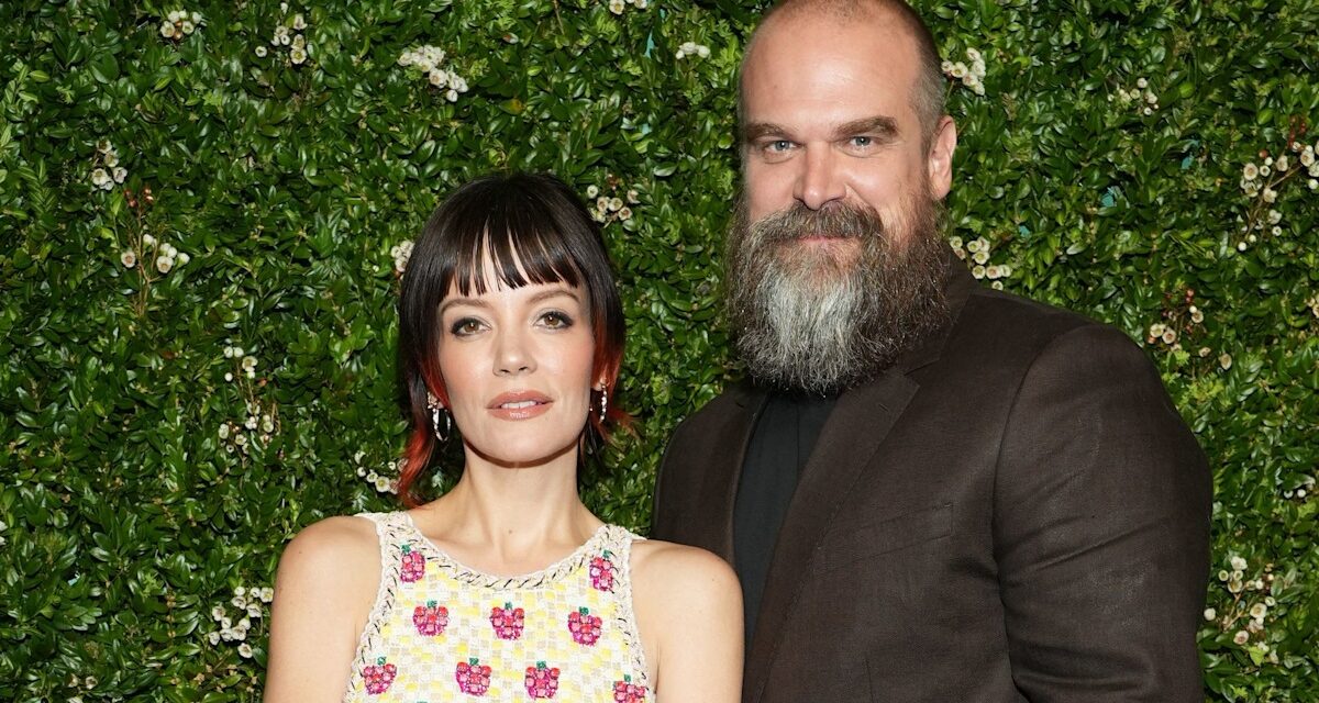 David Harbour photographié tout sourire alors qu&rsquo;il fait sa première apparition publique depuis l&rsquo;album explosif de Lily Allen