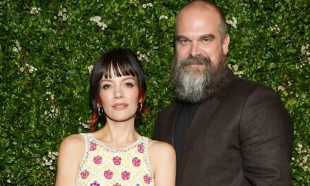 David Harbour photographié tout sourire alors qu&rsquo;il fait sa première apparition publique depuis l&rsquo;album explosif de Lily Allen