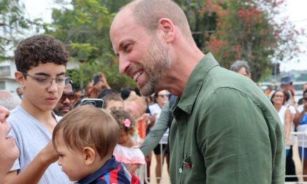 Le prince William fait un câlin à bébé au Brésil en plaisantant : « Il ne faut pas le laisser tomber ! »
