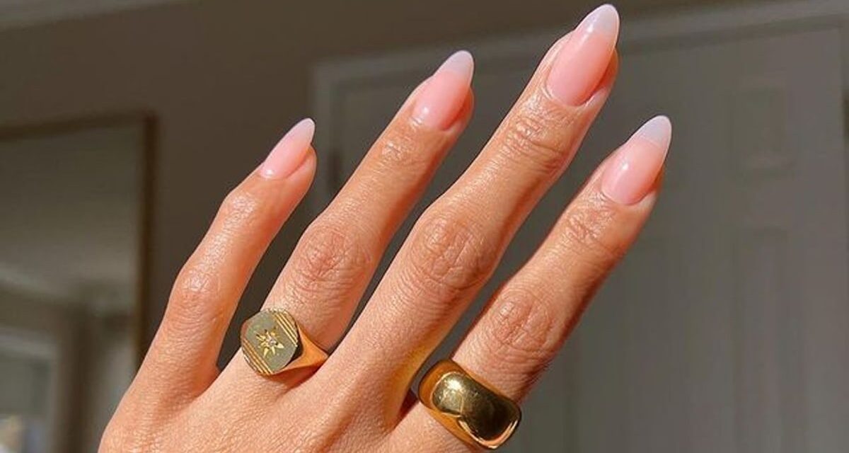 La tendance des ongles « BB cream » à peine présente qui flattera tout le monde cet hiver