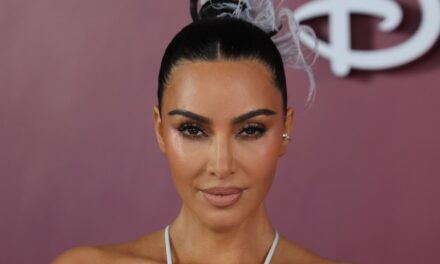 La robe transparente dos nu découpée du tapis rouge de Kim Kardashian est approuvée pour le mariage
