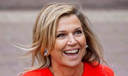 La reine Máxima surprend avec un haut pelucheux aux épaules dénudées – avant de passer au look entièrement en cuir