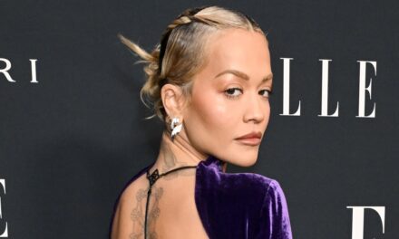 Rita Ora s&rsquo;inspire du style de Hailey Bieber, Margot Robbie et Kim Kardashian dans une robe audacieuse dos nu