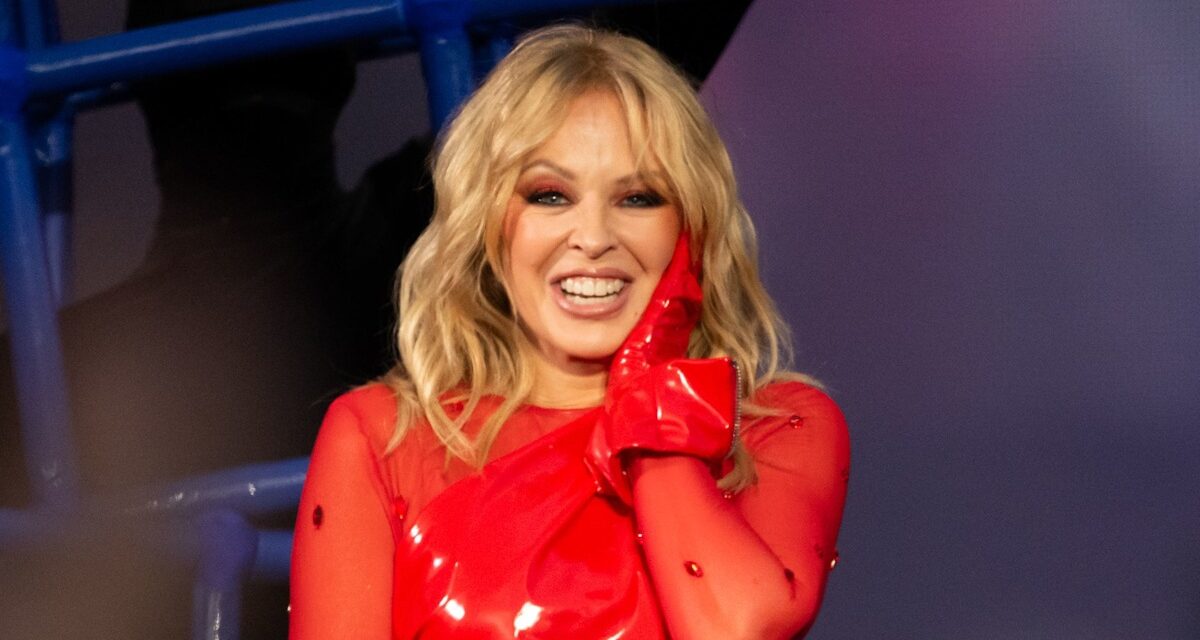 Kylie Minogue rehausse le plaisir festif dans une robe en latex rouge feu