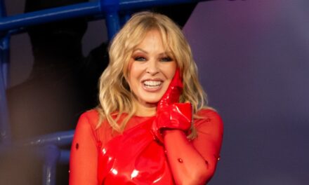Kylie Minogue rehausse le plaisir festif dans une robe en latex rouge feu