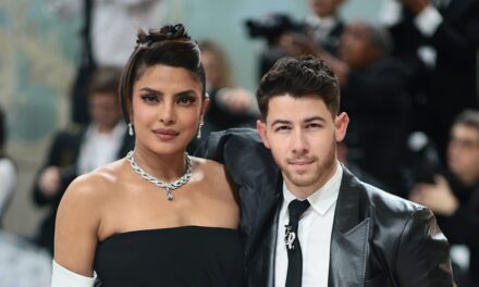 Malti, la fille de Priyanka Chopra, a les cheveux bouclés de son père Nick Jonas sur de nouvelles photos de famille incontournables