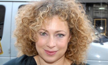 Alex Kingston est radieuse dans une robe de mariée à volants vert olive pour un mariage italien