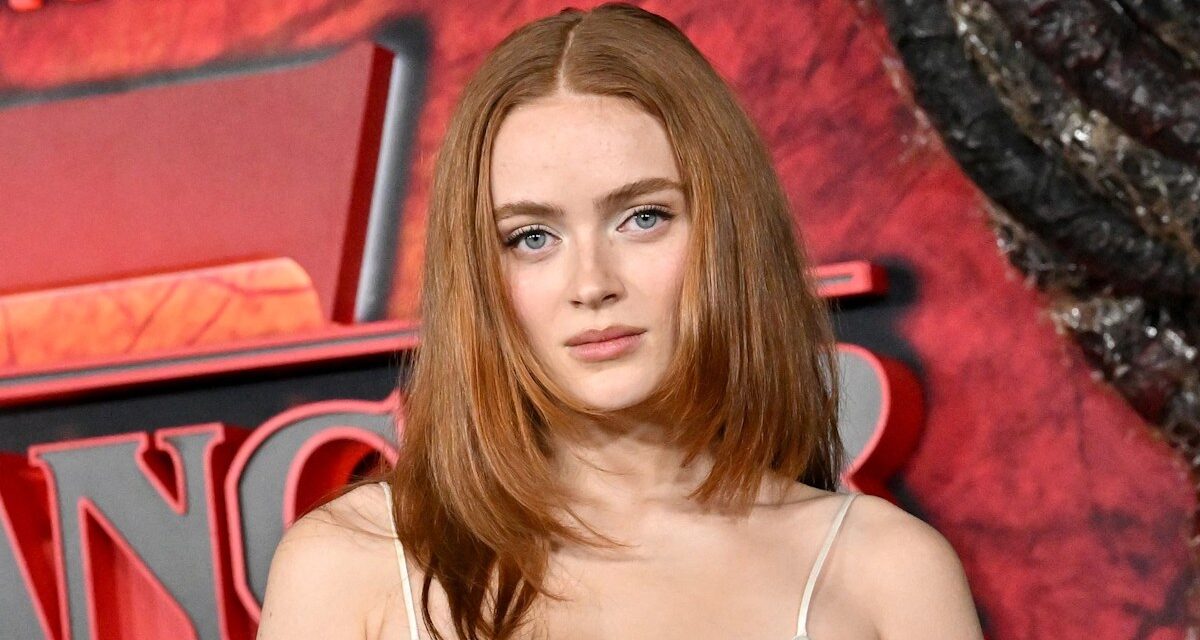 Sadie Sink de Stranger Things affiche des abdominaux toniques dans une bralette ornée de bijoux lors de la première de la saison 5