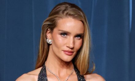 Le maillot de bain découpé soleil d&rsquo;hiver de Rosie Huntington-Whiteley nous donne envie d&rsquo;un temps plus chaud