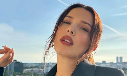 Millie Bobby Brown règne sur la saison des fêtes avec un combo inattendu de pantalons de survêtement et de talons