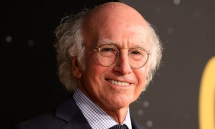 La fille de Larry David, Cazzie, 31 ans, impressionne avec sa mini-jupe et ses bottes tendance