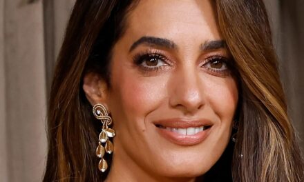 Amal Clooney porte une mini-jupe fastueuse et des bottes hauteur genou aux côtés de son mari protecteur George