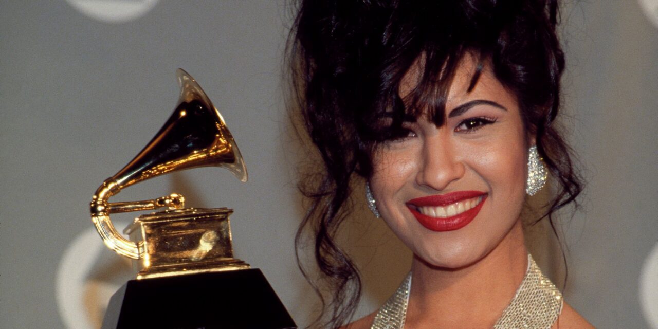 Rencontrez les membres du groupe Los Dinos de Selena Quintanilla, dont Ricky Vela, son frère AB Quintanilla, Chris Pérez et bien d&rsquo;autres.