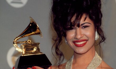 Rencontrez les membres du groupe Los Dinos de Selena Quintanilla, dont Ricky Vela, son frère AB Quintanilla, Chris Pérez et bien d&rsquo;autres.