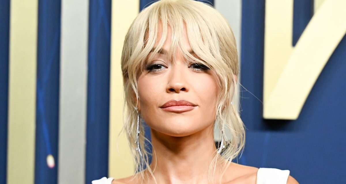 Rita Ora s&rsquo;inspire de Margot Robbie en robe rose Barbie et coupe blonde années 70
