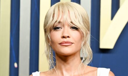 Rita Ora s&rsquo;inspire de Margot Robbie en robe rose Barbie et coupe blonde années 70