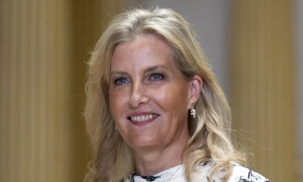 La duchesse Sophie fait une déclaration dans une robe de cocktail « drapée » – avec des accents de menthe