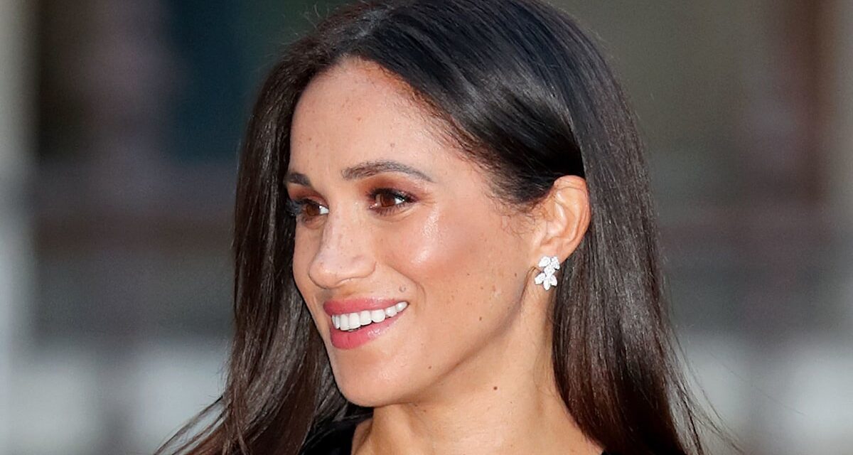 Meghan Markle ressemble à une Bond girl en robe fendue aux cuisses aux côtés du prince Harry à l&rsquo;occasion du 70e anniversaire de Kris Jenner