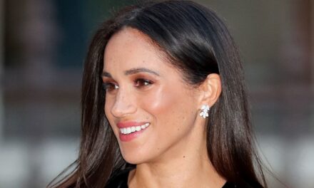 Meghan Markle ressemble à une Bond girl en robe fendue aux cuisses aux côtés du prince Harry à l&rsquo;occasion du 70e anniversaire de Kris Jenner
