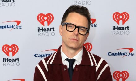 Le vainqueur controversé du DWTS dit qu&rsquo;il a rendu le Trophée Mirrorball après de nouveaux commentaires « blessants » de l&rsquo;hôte