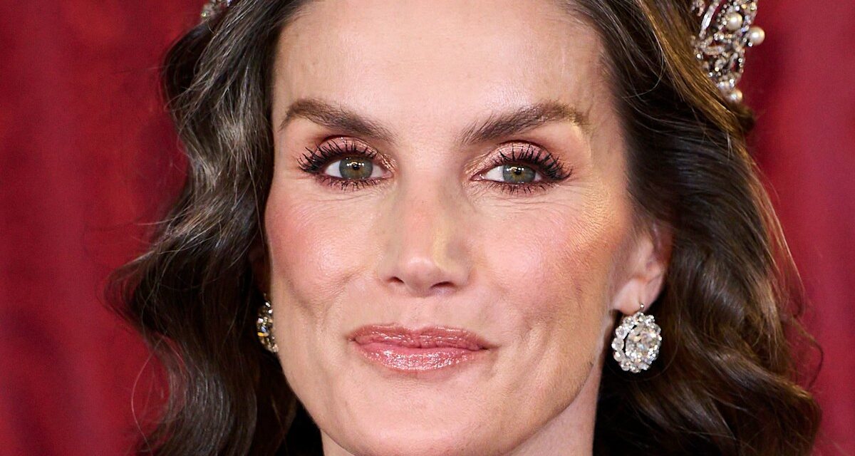 La reine Letizia met en valeur ses boucles argentées glamour avec un diadème Cartier de 139 ans