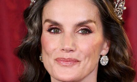 La reine Letizia met en valeur ses boucles argentées glamour avec un diadème Cartier de 139 ans