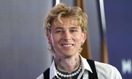 La fille de Machine Gun Kelly a grandi alors que le rappeur recrée une photo 11 ans plus tard