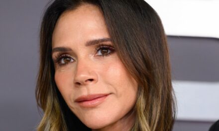 La « jupe nue » de Victoria Beckham prouve que vous POUVEZ porter des vêtements transparents à 50 ans