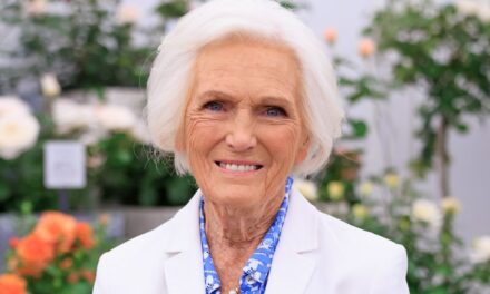 Mary Berry, 90 ans, semble méconnaissable sur une photo découverte de la trentaine