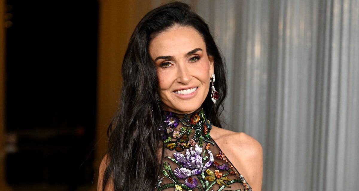 Demi Moore attire l&rsquo;attention dans une robe nue avec une touche scintillante
