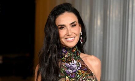 Demi Moore attire l&rsquo;attention dans une robe nue avec une touche scintillante