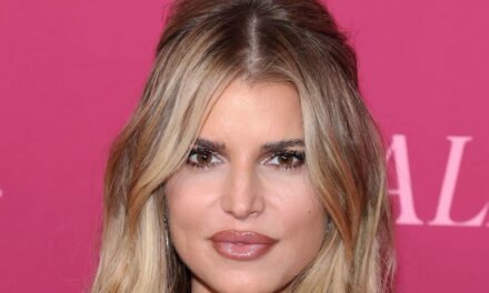 Jessica Simpson partage une confession crue alors qu&rsquo;elle célèbre près d&rsquo;une décennie de sobriété