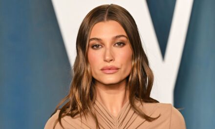 Hailey Bieber porte des collants transparents, des bottes hauteur genou et un double tweed pour atterrir à Londres