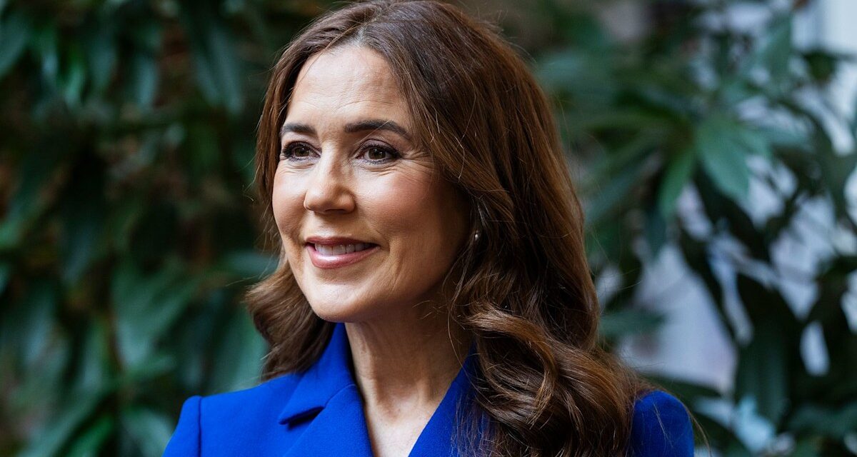 Queen Mary est une « bouffée d&rsquo;air frais » avec une combinaison cintrée à la taille et un sac Bottega it-girl