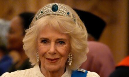 La reine Camilla porte le diadème de mariage de la princesse Eugénie pour une réception fastueuse