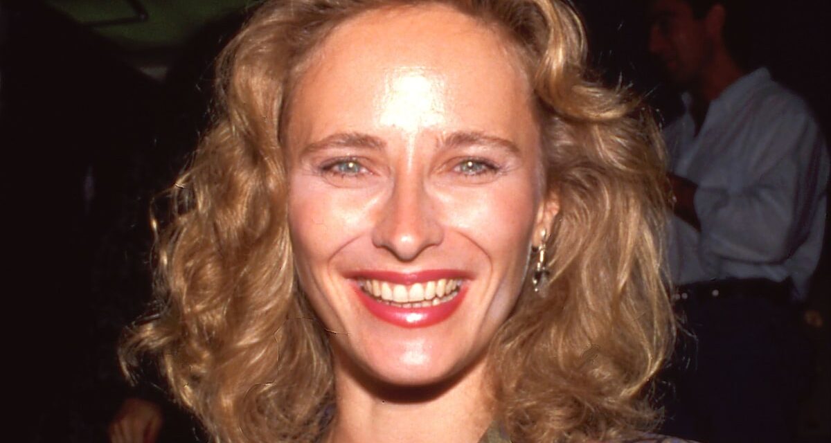 La star d&rsquo;Avions, Trains et Automobiles, 66 ans, est incroyable avec un t-shirt blanc ajusté et des lèvres rouge foncé 38 ans plus tard