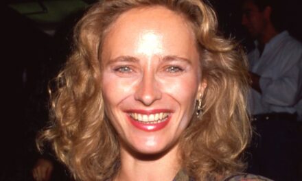 La star d&rsquo;Avions, Trains et Automobiles, 66 ans, est incroyable avec un t-shirt blanc ajusté et des lèvres rouge foncé 38 ans plus tard