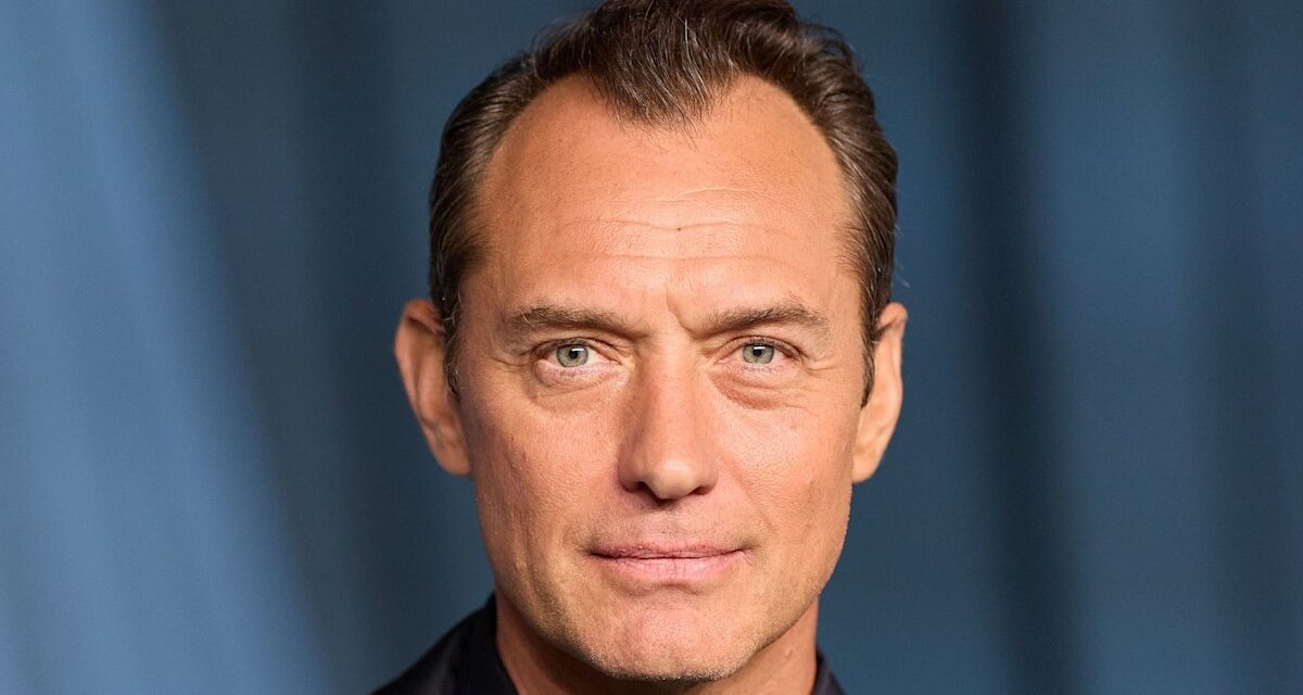 Jude Law semble complètement méconnaissable dans le rôle de Vladimir Poutine dans un nouveau thriller politique